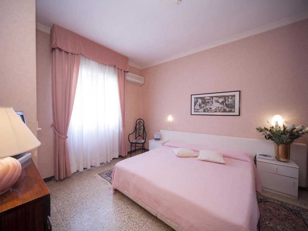 Hotel Aquila D'Oro Riccione Værelse billede